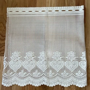 Finestra in pizzo bianco all’uncinetto 48” larghezza x 24” cuore smerlato floreale rigido - Foto 1 di 6