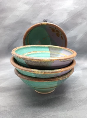Juego de 4 cuencos de cerámica de estudio vintage sin firmar lanzados con rueda - púrpura y turquesa Foto 1 de 4