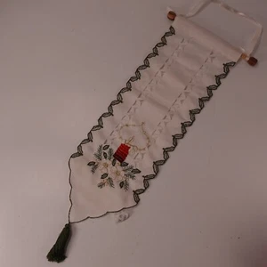 Appendiabiti da parete natalizio vintage ricamato con candela e disegno floreale lungo 21" - Foto 1 di 4