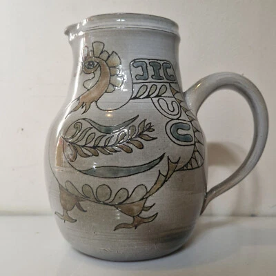 Vallauris - Grand pichet en terre rouge - décor au coq scarifié et émail - 1970 - Photo 1/4