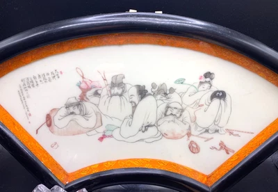 Antigua placa china en forma de abanico rosa familiar ocho amigos de Zhushan Foto 1 de 4