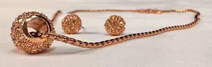 Juego de collar y aretes de bola giratoria de diamantes de imitación de pavé rosa tono oro rosa - Imagen 1 de 10