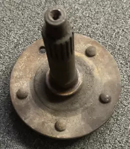1963-65 CORVETTE W/DRUM BRAKES ORIGINAL REAR AXLE SPINDLE-USED-DIRTY NEEDS STUD - Foto 1 di 3