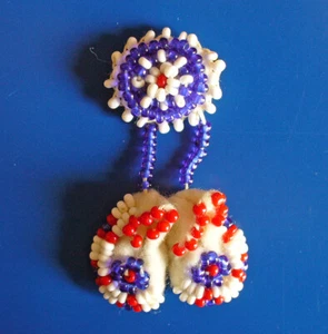 PIN Indianer Vintage PERLEN BABY MOKASSINS Souvenir ROT WEISS & BLAU - Bild 1 von 3