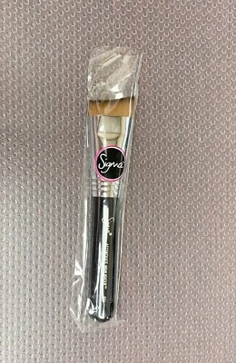 Sigma Beauty F56 ACCENTUATE HIGHLIGHTER BRUSH  - Image 1 of 3