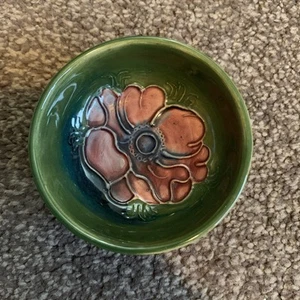 Vintage 30er Jahre MOORCROFT Hibiskus kleine grüne Schale/Schale mit Fuß 8 cm - Bild 1 von 5