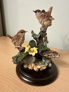 COUNTRY ARTISTS BIRD FIGURINES CA923 WREN & YOUNG YELLOW FLOWER SPRING SHOWERS - Picture 1 of 14