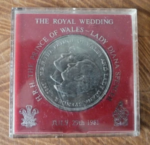 Die königliche Hochzeitskrone im Präsentationskoffer 29. Juli 1981 - Bild 1 von 2