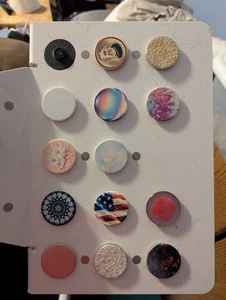 Lot de 13 poignées de téléphone style PopSocket - modèles assortis - peut nécessiter des tampons adhésifs - Photo 1 sur 1