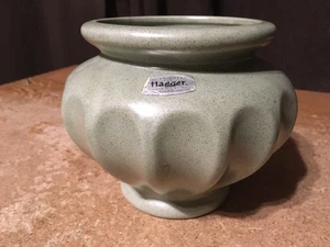 HAEGER GREEN RIBBED VASE POT PLANTER FLORIST TELEGRAPH DELIVERY / WRONGWAY052 - Picture 1 of 5