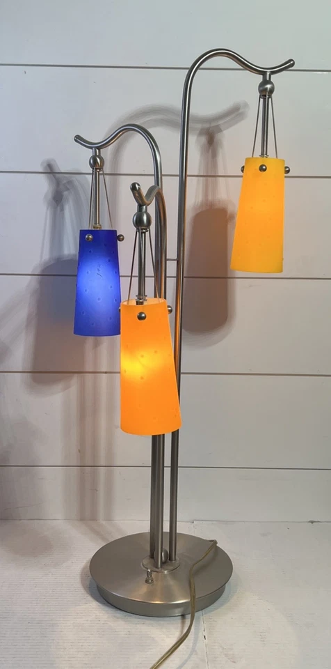 Lámpara de mesa moderna contemporánea de vidrio azul, naranja y amarillo de níquel cepillado VNT Foto 1 de 4
