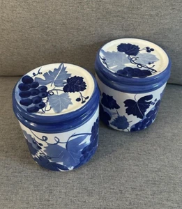 Par de botes de uvas y enredaderas pintados a mano azules y blancas + tapa - Imagen 1 de 6