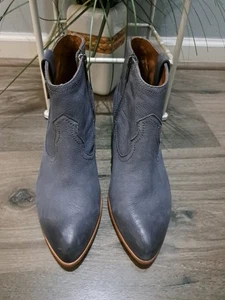 Neu mit Etikett Frye Reina Jea Damen-Westernstiefeletten Nubukleder grau Reißverschluss Größe 9M - Bild 1 von 7