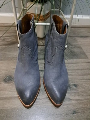 NUEVO CON ETIQUETAS Frye Mujer Reina Jea Western Botines Cuero Nubuck Gris Cremallera Talla 9M Foto 1 de 4