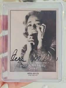 Popkultur Ikonen VERA MILES AUTOGRAMMIERTE KARTE Popcorn 1/1 - Bild 1 von 3