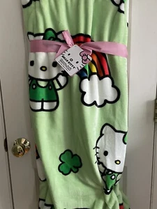 Hello Kitty grün Regenbogen St Patricks Day Überwurf Decke 60 x 70 in Neu mit Etikett - Bild 1 von 2