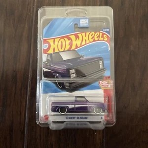 Hot Wheels 2025 Dollar General Exclusive '83 Chevy Silverado mit Protector Purple - Bild 1 von 5