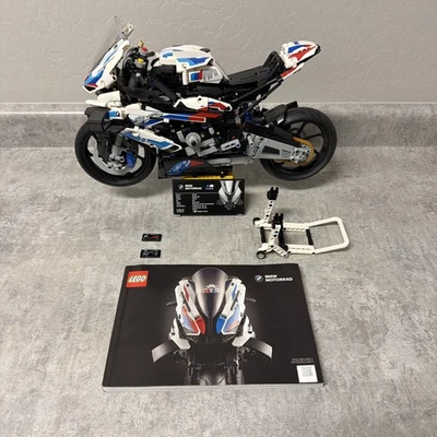 Complete LEGO TECHNIC 42130: BMW M 1000 RR - Image 1 of 4