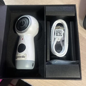 SAMSUNG GEAR 360 ACTION CAMERA SM-R210 - Picture 1 of 6