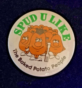 SPUD U LIKE THE BAKED POTATO PEOPLE VINTAGE ADVERTISING BUTTON PIN BADGE - Foto 1 di 3