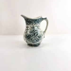 Jarra de agua retro vintage de cerámica gris azulado y crema con flores en relieve 1970 - Imagen 1 de 14