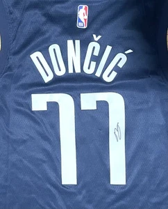 Luka Doncic signiertes handsigniertes Dallas Mavericks Swingman Trikot - Bild 1 von 4