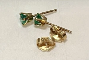 14k Yellow Gold 4mm Natural Emerald Stud Earrings 0.9 Gr - Picture 1 of 10