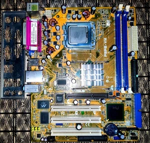 Asus P5PE-VM AGP8X Socket 775. REV 1.00G + CPU Pentium4 631 - Photo 1/15