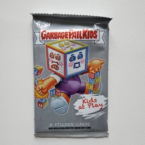 💥 Cubo de Basura Niños “Niños en Juego” Pack Sellado – Topps – 8 Tarjetas Adhesivas. - Imagen 1 de 2