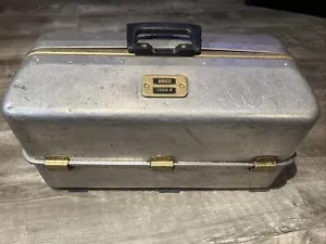 Vintage anni '50 '60 Umco 1000 A Scatola Affretta Pesca Esca Pesca Esca Alluminio Campeggio - Foto 1 di 11