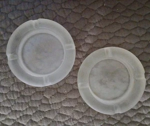 Coppia Posacenere Tondo Vetro Smerigliato Smerigliato Diametro 4,5" 4 Fessure Impilabili - Foto 1 di 4