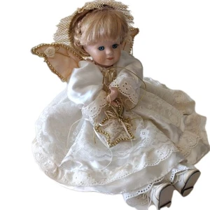 Vestido de porcelana ángel muñeca estante cuidador satinado encaje alas doradas ojos azules hoyuelos - Imagen 1 de 22
