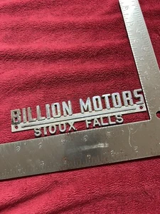 Emblema de metal vintage cromado para concesionario de autos de Billion Motors en Sioux Falls, SD. - Imagen 1 de 6
