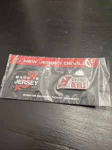 Juego de 2 prendedores exclusivos de membresía negra y roja de New Jersey Devils 2024-25 SIN ABRIR - Imagen 1 de 1
