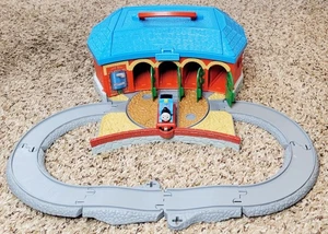 Thomas And Friends Tank Engine Train & Take Along Roadhouse Portable Toy Tracks - Imagen 1 de 19
