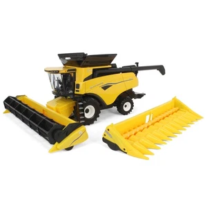 ERTL 1/32 New Holland CR8.90 Combine with Draper & Grain Heads 13974 - Picture 1 of 10