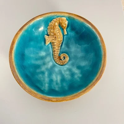 Cuenco de cerámica de caballito de mar, plato de baratija decorativo, decoración costera, arte de estudio Foto 1 de 3