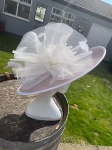 SNOXELL & GWYTHER 2201 MINKY TAUPE AND OFF WHITE WEDDING ASCOT HATINATOR HAT - Picture 1 of 19