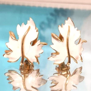 Orecchini Vintage Foglia d'Acero Clip On Smaltato Bianco Tono Oro Autunno - Foto 1 di 4