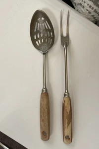 Tenedor de talla vintage A & J - cuchara ranurada - manijas de madera eje de metal granja - Imagen 1 de 5