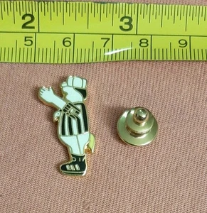 Schwarz-weiße Streifen Fußball Schiedsrichter gelbe Flagge Emaille Anstecknadel - Bild 1 von 4