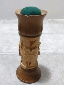Antico strumento da cucire cuscino spilla legno intagliato Svizzera alto 4 pollici - Foto 1 di 5