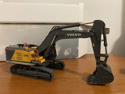 WSI - EXCAVADORA VOLVO EC950E - 1:50 - Con cucharón y cizalla Foto 1 de 4