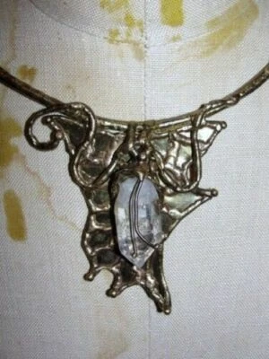 Collar de cristal de cuarzo de roca esculpido de latón Foto 1 de 4