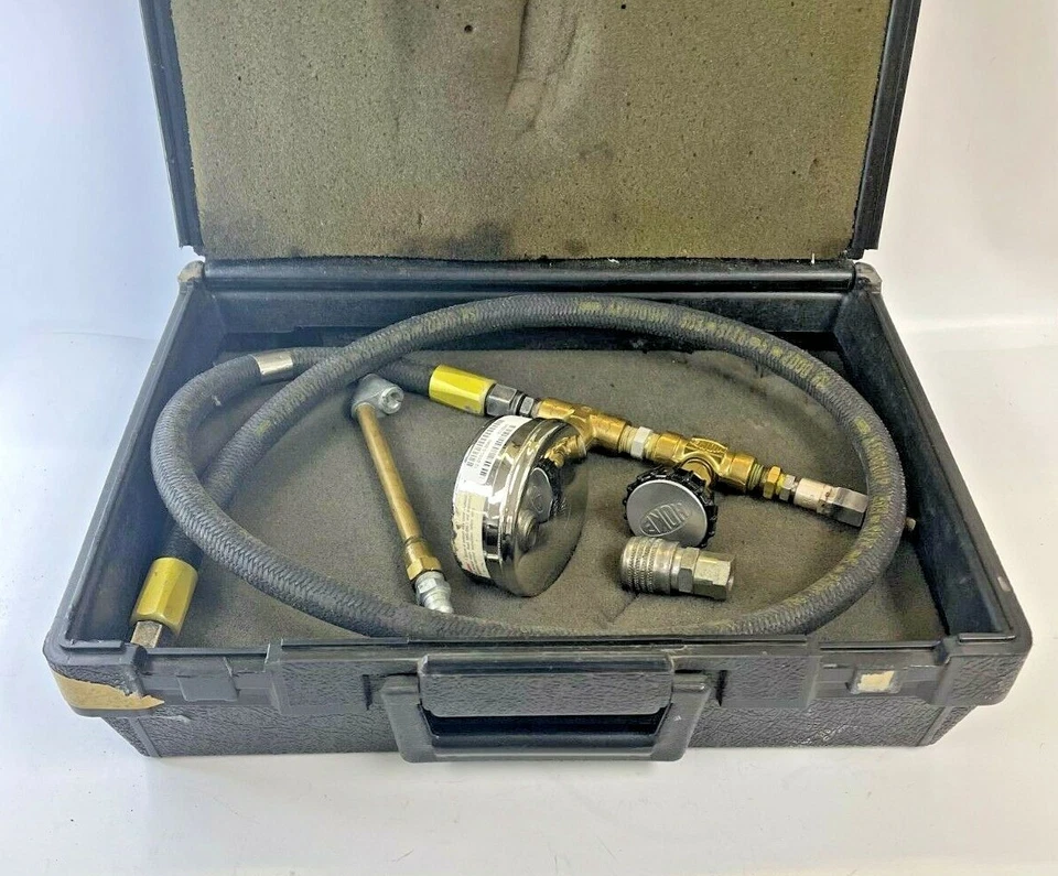 USG PSI TEST GAUGE 0-100 WITH HOSE IN CASE  - Image 1 of 2