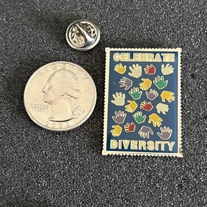Celebrate Diversity verschiedenfarbige Hände silberfarben Pin Pinback #45030 - Bild 1 von 2