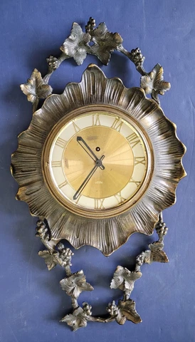 VINTAGE 24" WESTWOOD WEST GERMANY BRONZE METAL LEAVES & BERRIES 8 DAY WALL CLOCK Cover
