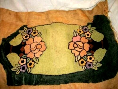 Alfombra de arte popular de la década de 1920 enganchada a mano pieza remanente cesta de flores cinta de rayón arpillera Foto 1 de 4