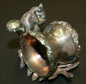 Viktorianisches EICHHÖRNCHEN mit NUSS auf EICHENBLATT versilbert figürlicher Serviettenring  - Bild 1 von 4