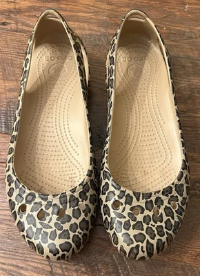 Женские балетки Crocs Kadee размер W10 без шнуровки желтовато-коричневые с анималистическим принтом леопард - Изображение 1 из 4